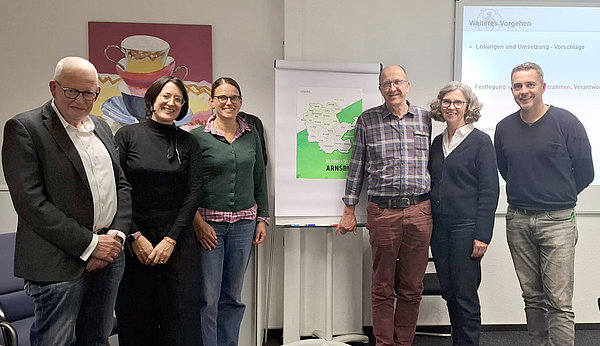 (v.l.) Dr. Hans-Heiner Decker (Bezirksstellenleiter KVWL), Stefanie Slevin, Dr. Ann Aßmus (MVZ Hochsauerland), Dr. Rüdiger Holzbach (Chefarzt Alexianer Klinikum Hochsauerland), Anke Blank (Chefärztin LWL Klinik Marsberg) und Dr. Martin Riffelmann (Facharzt für Allgemeinmedizin)